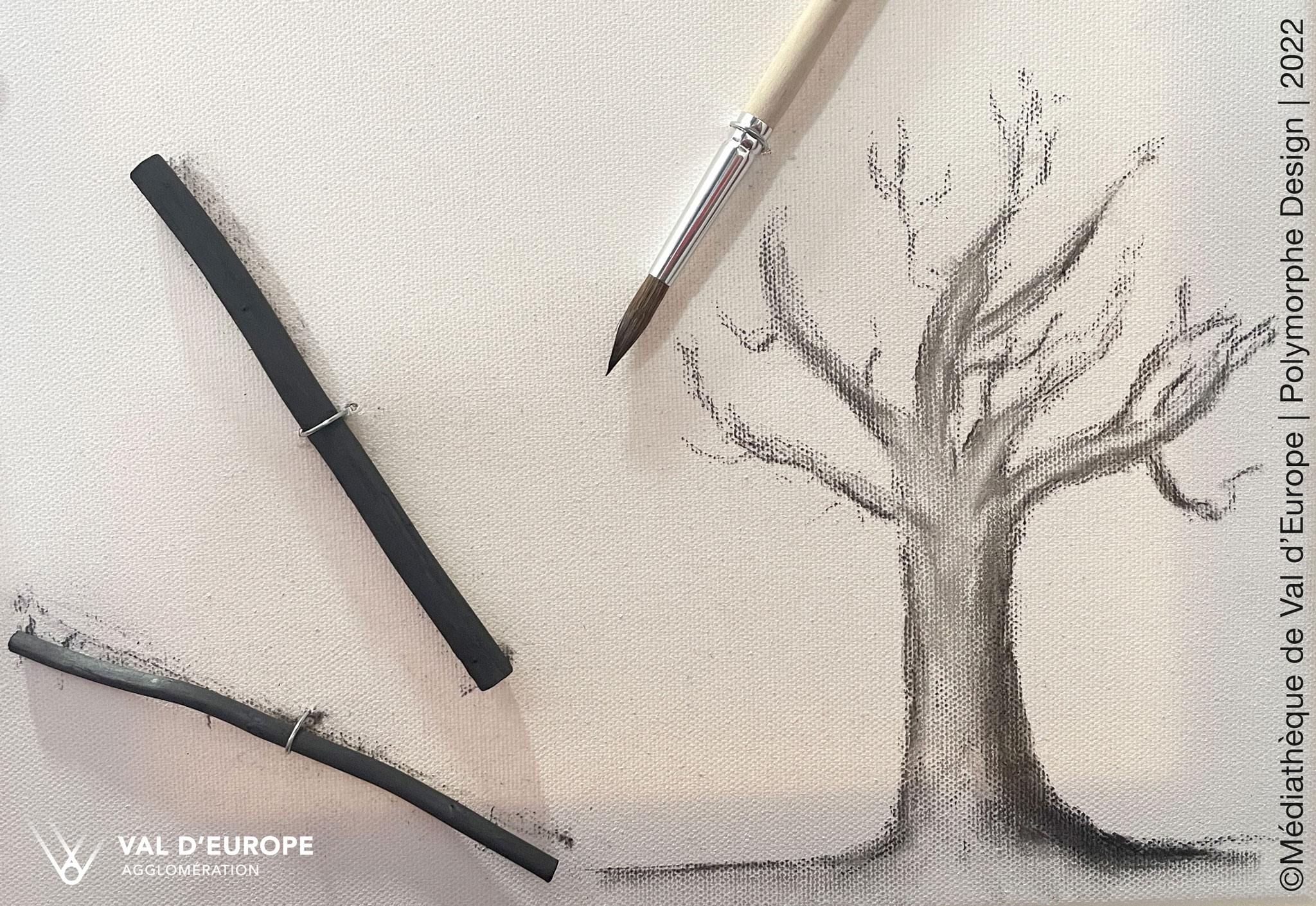 Fusain, bambou, ch&acirc;ssis de toile et cadre. Le bois est tr&egrave;s pr&eacute;sent dans l'atelier du peintre.